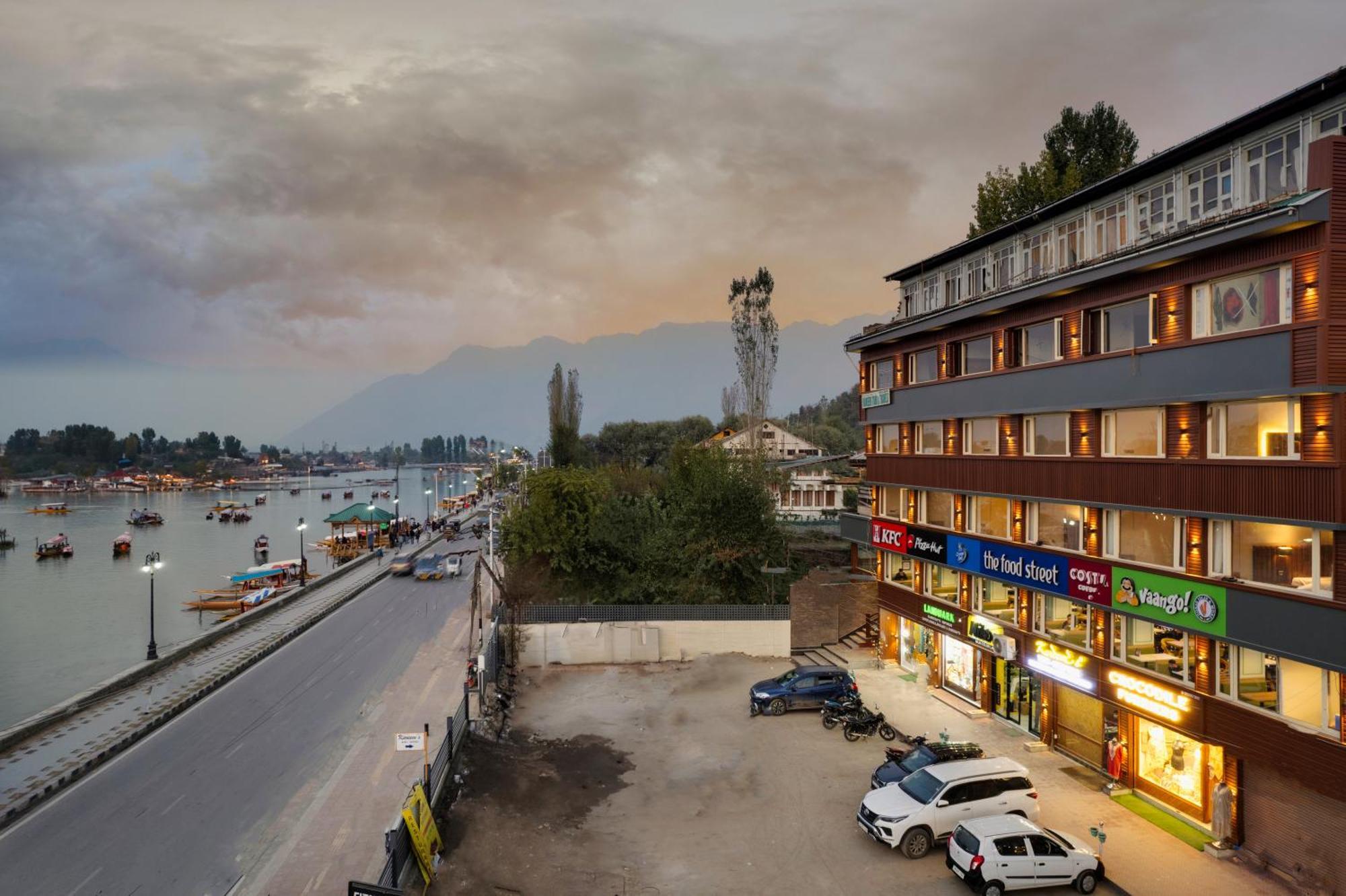 Hotel 11 Boulevard Srīnagar Exterior foto